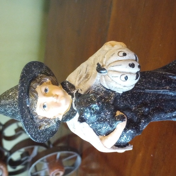 Halloween Trio Trick or Treating - Picture 6 of 7